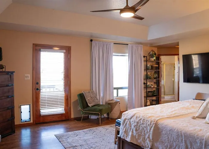 Southwestern Desert Escape Pool, Hot, Tub, Sleeps 12 Holiday home